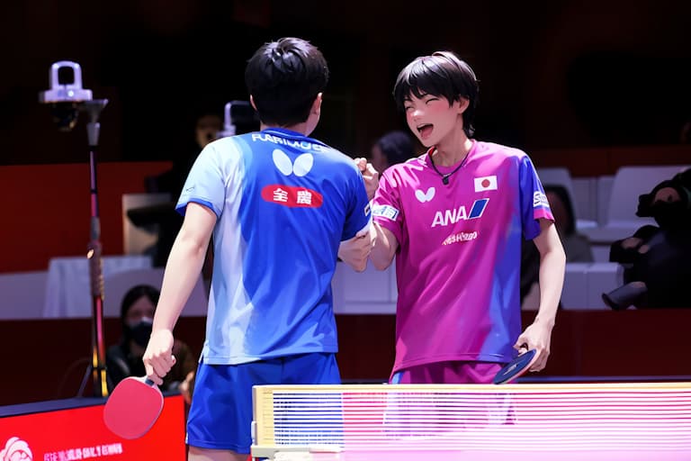 世界卓球で健闘をたたえあう日本選手